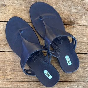 NWT OKA b. Navy Cape Cod Blue Flip Flop Sandals Size ML Fits 8.5 - 9.5